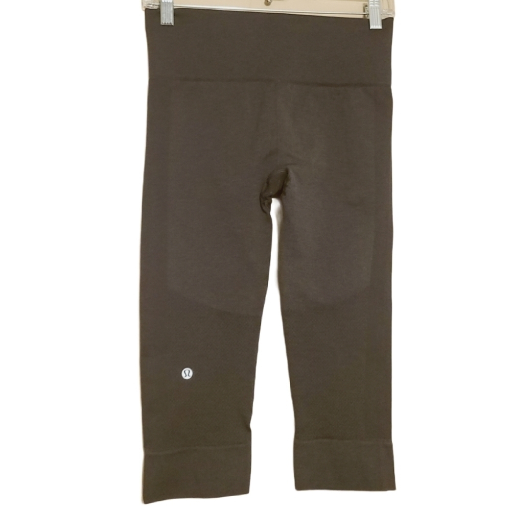 Lululemon | Women's Gray High Rise Cropped Seamless Leggings (Size 6)